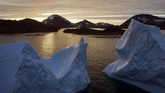 Bongkahan es terlihat mengapung pada pagi hari di perairan Kulusuk, Greenland. (AP Photo/Felipe Dana)
