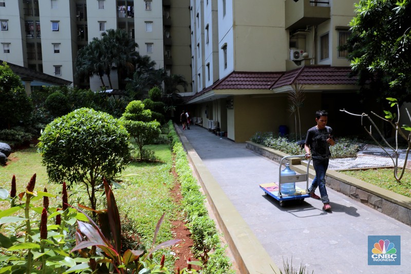 Pedagang air galon membawa galon yang sudah diisi penuh untuk dijual ke warga apartemen di Kawasan Pluit, Jakarta, Rabu (12/6). Banyak penghuni apartemen di kawasan tersebut menggunakan air galon isi ulang untuk mandi. Mumun seorang pembantu rumah tangga mengatakan majiakannya bisa menkonsumsi air galon sehari 4-5 galon untuk mandi dan cuci piring. Harga galon isi ulang ia beli seharga Rp 3500 yang berasal dari air pam, Rp 7000 untuk galon isi ulang untuk galon asli Rp.20.000. Banyak penghuni apartmen menggunakan air galon karena air yang mereka tempati kadang bau dan kotor. (CNBC Indonesia/Muhammad Sabki)