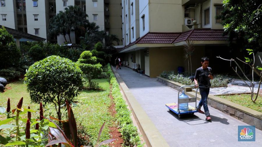 Warga penghuni Apartemen Mediterania Palace Residences beraktivitas di rumahnya, Jakarta, (20/8). Warga yg tidak mau disebutkan namanya mengaku selama 29 hari tinggal tanpa listrik. Pemadaman listrik terjadi di Apartemen Mediterania Palace Residences, Kemayoran, Jakarta Pusat.
Pemadaman terjadi lantaran adanya dualisme kepengurusan apartemen tersebut antara Perhimpunan Pemilik dan Penghuni Satuan Rumah Susun (P3SRS) dan Perhimpunan Penghuni Rumah Susun (P2SRS) yang diurus dari pengembang Agung Podomoro. Semua berawal ketika kepengurusan lama yakni P2SRS beralih ke P3SRS. Kepengurusan baru pun sudah disahkan oleh Gubernur DKI Jakarta melalui Surat berlaku dengan terbitnya Surat Keputusan Disperum DKI Jakarta No. 272 Tahun 2019.  Kepengurusan lama (P2SRS) tidak mau mengakui kepengurusan yang baru tersebut. Alhasil, P2SRS selaku kepengurusan lama melakukan penekanan kepada warga  agar warga membayar tagihan listrik kepada pihak kepengurusan lama, namun mayoritas warga tidak mengindahkan permintaan tersebut. Akibatnya, listrik di apartemen dipadamkan oleh pihak kepengurusan. Pemadaman itu sudah berlangsung selama 29 hari hingga hari ini.Kareana pihak kepengurusan lama masih memiliki kendali atas suplai listrik di apartemen. (CNBC Indonesia/Muhammad Sabki)