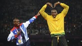 Usain Bolt memberikan 'hadiah' kepada pelari Inggris, Mohamed Farah, berupa selebrasi gaya 'mobot' yang kerap dilakukan Mo Farah usai memenangi balapan. Selebrasi itu dilakukan Bolt setelah pengaluman medali usai Mo Farah meraih emasi di nomor 5000 meter di Olimpiade 2012. (JOHANNES EISELE / AFP)