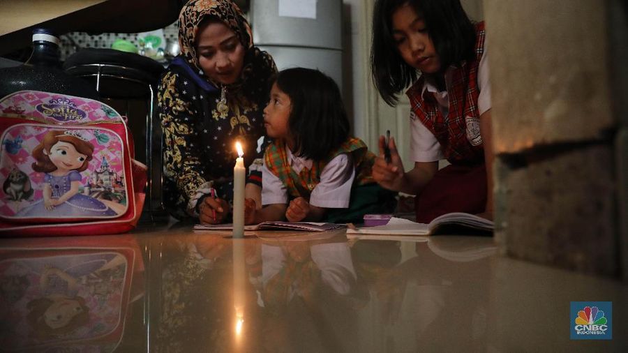 Warga penghuni Apartemen Mediterania Palace Residences beraktivitas di rumahnya, Jakarta, (20/8). Warga yg tidak mau disebutkan namanya mengaku selama 29 hari tinggal tanpa listrik. Pemadaman listrik terjadi di Apartemen Mediterania Palace Residences, Kemayoran, Jakarta Pusat.
Pemadaman terjadi lantaran adanya dualisme kepengurusan apartemen tersebut antara Perhimpunan Pemilik dan Penghuni Satuan Rumah Susun (P3SRS) dan Perhimpunan Penghuni Rumah Susun (P2SRS) yang diurus dari pengembang Agung Podomoro. Semua berawal ketika kepengurusan lama yakni P2SRS beralih ke P3SRS. Kepengurusan baru pun sudah disahkan oleh Gubernur DKI Jakarta melalui Surat berlaku dengan terbitnya Surat Keputusan Disperum DKI Jakarta No. 272 Tahun 2019. Kepengurusan lama (P2SRS) tidak mau mengakui kepengurusan yang baru tersebut. Alhasil, P2SRS selaku kepengurusan lama melakukan penekanan kepada warga agar warga membayar tagihan listrik kepada pihak kepengurusan lama, namun mayoritas warga tidak mengindahkan permintaan tersebut. Akibatnya, listrik di apartemen dipadamkan oleh pihak kepengurusan. Pemadaman itu sudah berlangsung selama 29 hari hingga hari ini.Kareana pihak kepengurusan lama masih memiliki kendali atas suplai listrik di apartemen. (CNBC Indonesia/Muhammad Sabki)