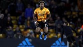 Adama Traore bersiap masuk sebagai pemain pengganti pada awal babak kedua. Traore yang menggantikan Matt Doherty di sisi kanan, menjadi salah satu pemain yang mengubah permainan Wolves pada babak kedua. (AP Photo/Rui Vieira)