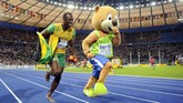 Usain Bolt balapan lari dengan maskot Kejuaraan Dunia Atletik 2009 usai meraih emas di nomor 200 meter. Di nomor itu Bolt memecahkan rekor miliknya sendiri di Olimpiade 2008 (9,30 detik) dengan catatan waktu 19,19 detik yang tetap bertahan hingga saat ini. (FABRICE COFFRINI / AFP)