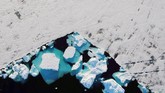 Bongkahan es terlihat mengapung di dekat kawasan Tasiilaq, Greenland. Mencairnya es membuktikan bumi telah terpapar polusi yang parah. (REUTERS/Lucas Jackson)