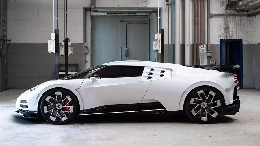 Desain mobil Bugatti Centodieci sebagai peringatan usia ke-110 dari perusahaan otomotif asal Perancis tersebut, cuma diproduksi 10 unit di dunia. 
