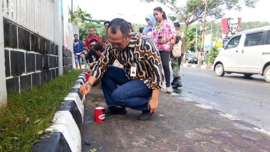 PT Bank Negara Indonesia Tbk (BBNI) melalui Cabang Manokwari bersama masyarakat berupa menormalkan kembali Manokwari agar bisa beraktivitas kembali.