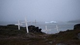 Penduduk Kulusuk, Greenland, mengaku mendengar suara dentuman keras pada dini hari sebelum akhirnya mereka melihat dua bongkahan es sebesar lapangan sepakbola mengapung di perairannya.(AP Photo/Felipe Dana)