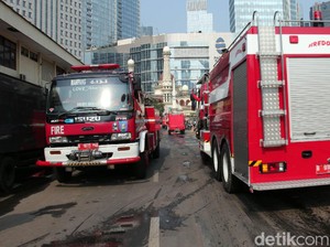 Pajero Pelat Hitam Bersirine Kawal Pemadam Kebakaran: Niatnya Baik, tapi...