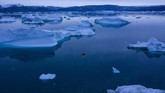 Sebuah kapal terlihat berlayar di timur Greenland (15/8). Tahun ini area es di Greenland mencair lebih cepat dari sepuluh tahun yang lalu. (AP Photo/Felipe Dana)