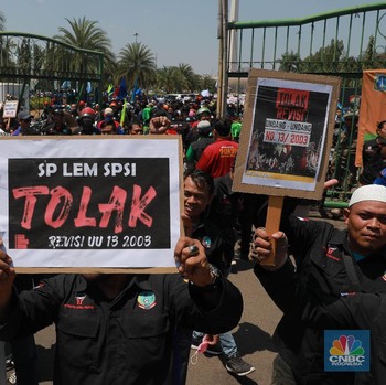 Tolak Revisi UU Ketenagakerjaan, Buruh Demo di Istana Jokowi