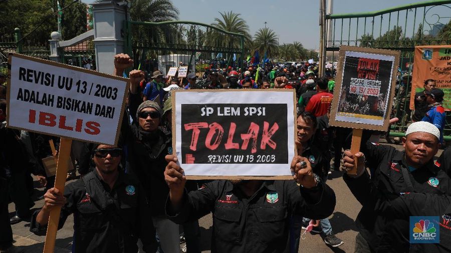 Para pendemo ada juga membawa kertas yang digantungkan di lehernya bertuliskan 