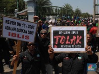 Tolak Revisi UU Ketenagakerjaan, Buruh Demo di Istana Jokowi