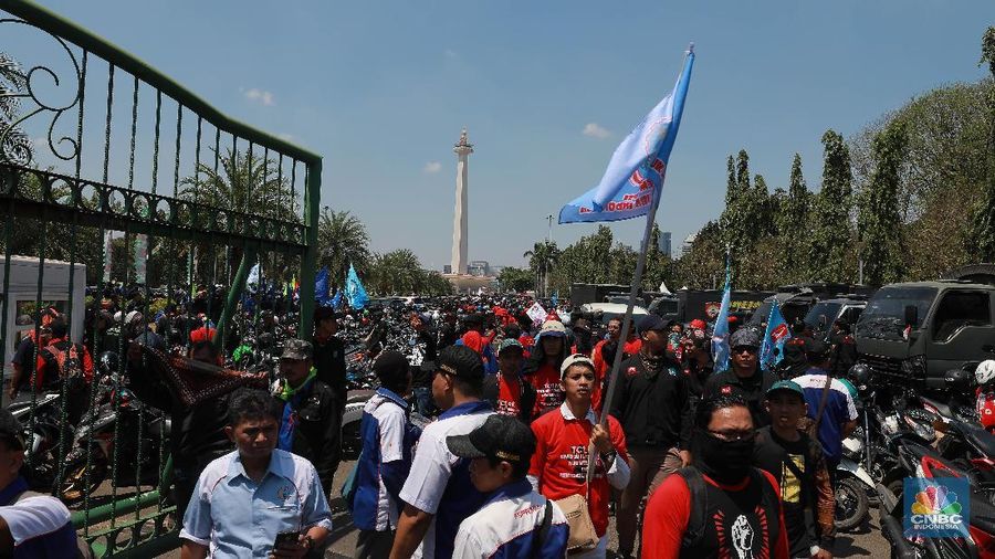 Para pendemo ada juga membawa kertas yang digantungkan di lehernya bertuliskan 