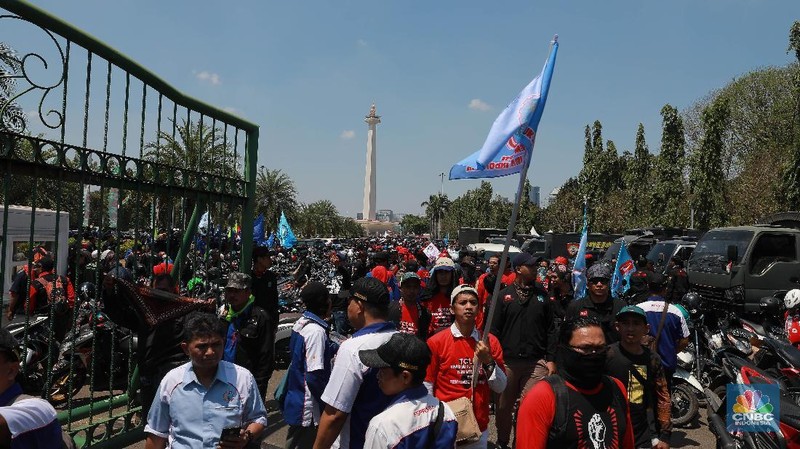 Para pendemo ada juga membawa kertas yang digantungkan di lehernya bertuliskan 