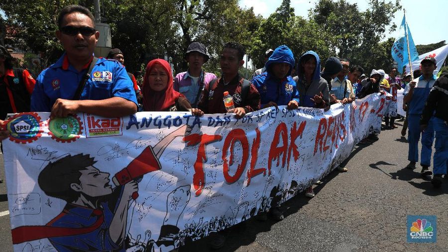 Para pendemo ada juga membawa kertas yang digantungkan di lehernya bertuliskan 