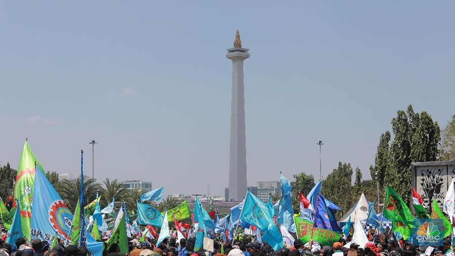 Para pendemo ada juga membawa kertas yang digantungkan di lehernya bertuliskan 