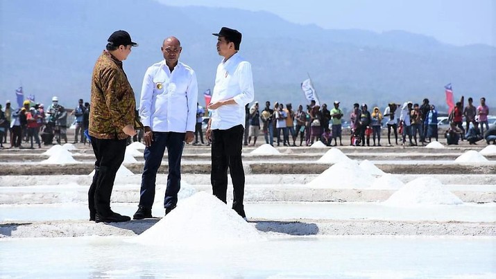 Jokowi meninjau tambak garam eks tanah Hak Guna Usaha (HGU), di Desa Nunkurus, Kecamatan Kupang Timur, Kabupaten Kupang, Rabu (21/8) (dok. Kementerian Perindustrian) Jokowi meninjau tambak garam eks tanah Hak Guna Usaha (HGU), di Desa Nunkurus, Kecamatan Kupang Timur, Kabupaten Kupang, Rabu (21/8) (dok. Kementerian Perindustrian)