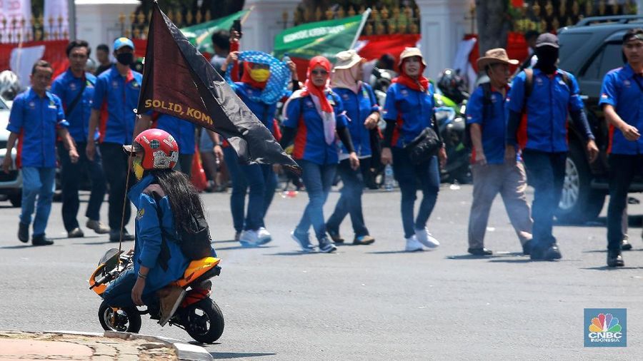 Para pendemo ada juga membawa kertas yang digantungkan di lehernya bertuliskan 