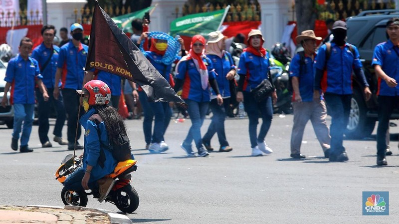 Para pendemo ada juga membawa kertas yang digantungkan di lehernya bertuliskan 