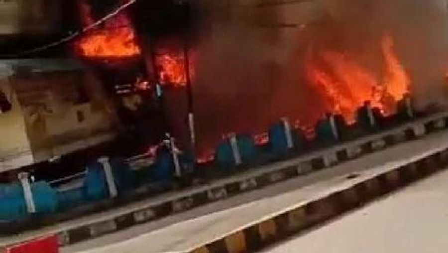 Hingga berita ini diturunkan, aparat keamanan terus berupaya mengamankan situasi di wilayah tersebut.