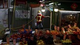 Unjuk rasa besar-besaran tersebut telah mempengaruhi pasar saham lokal Hongkong sehingga mengakibatkan Indeks Hang Seng Hong Kong turun. (REUTERS/Thomas Peter)