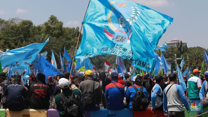 Para pendemo ada juga membawa kertas yang digantungkan di lehernya bertuliskan 