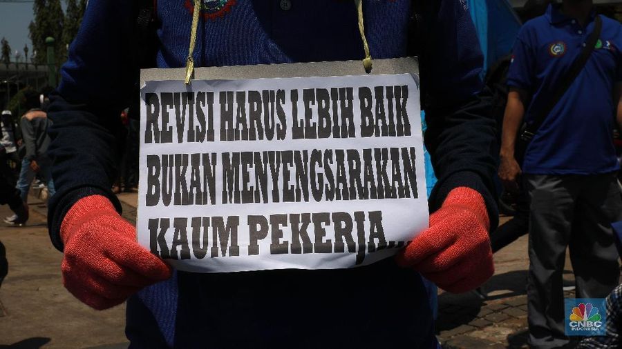 Para pendemo ada juga membawa kertas yang digantungkan di lehernya bertuliskan 