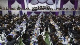 Ribuan orang berkumpul di Bnei Brak, kota yang terletak di sebelah timur Tel Aviv, Israel, Selasa (20/8). Mereka beramai-ramai menyaksikan pernikahan 'agung' putra seorang Rabbi dari dinasti Nadvorna Hasidic. (AP Photo/Oded Balilty)