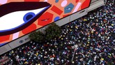 Pengunjuk rasa antiekstradisi menggelar demo menuntut demokrasi dan reformasi politik di Hong Kong. (REUTERS/Tyrone Siu).