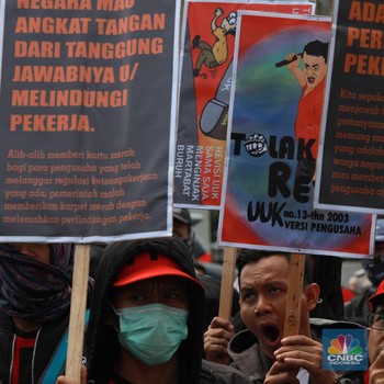 Serikat Buruh Geruduk DPR, Tolak Revisi UU Ketenagakerjaan