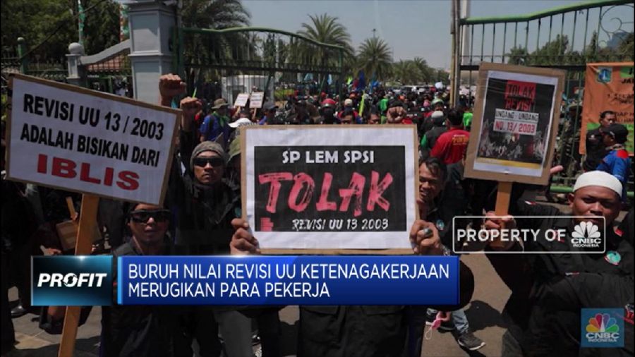 Buruh di berbagai kota melancarkan aksi demo menolak revisi UU Ketenagakerjaan.