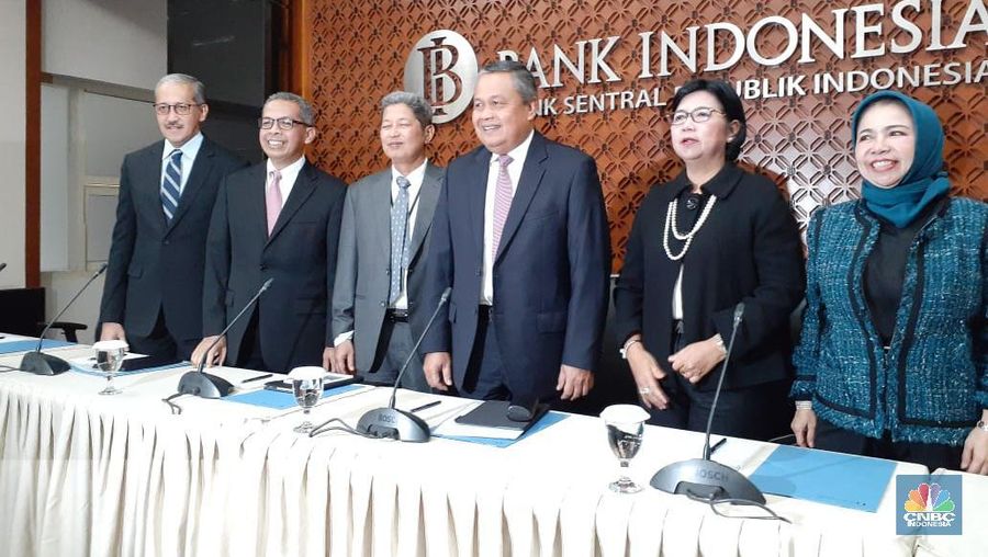 Bank Indonesia (BI) di luar dugaan menurunkan suku bunga acuan BI 7 Day Reserve Repo Rate sebanyak 25 basis poin (bps).