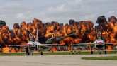Air Force Thunderbirds berada di landasan saat sebuah helikopter mengangkut pilot yang jatuh dalam satu simulasi Perang Vietnam di Sioux Falls Airshow, Dakota Selatan. (Courtesy Duane Duimstra/U.S. Air National Guard/Handout via REUTERS).
