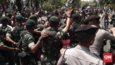 TNI-Polri menggiring peserta aksi ke area di seberang Kemendagri yang bersebelahan dengan Mabes TNI AD. Aparat yang berjaga pun tidak dilengkapi dengan senjata. (CNNIndonesia/Safir Makki)