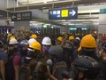 VIDEO: Pedemo Hong Kong Bentrok dengan Polisi di Stasiun
