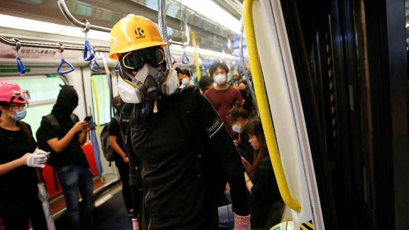 Peringati sebulan aksi penyerangan geng dengan pendemo, aksi protes kembali diadakan di Stasiun MTR Yuen Long.
