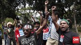 Para pemuda Papua meminta Presiden Jokowi menangkap aparat yang bertindak rasialisme, mengecam penangkapan mahasiswa Papua di Surabaya, hingga menutup Freeport. (CNNIndonesia/Safir Makki)