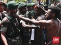 FOTO: Aksi Protes Pemuda Papua di Seberang Istana