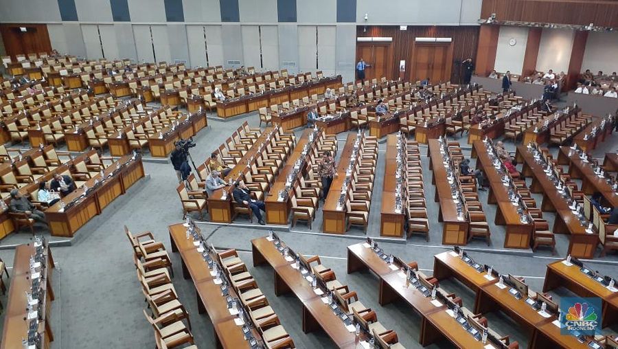 Pemandangan Umum fraksi-fraksi tentang RUU APBN 2020 di ruang rapat paripurna DPR RI (CNBC Indonesia/Lidya Julita S)