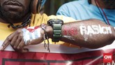 Kasus rasialisme itu sendiri terungkap lewat rekaman video di media sosial berupa pria yang diduga aparat di depan pagar asrama mahasiswa Papua di Surabaya berteriak 'monyet' saat mempertanyakan soal bendera merah putih yang rusak. (CNNIndonesia/Safir Makki)