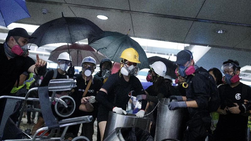 Peringati sebulan aksi penyerangan geng dengan pendemo, aksi protes kembali diadakan di Stasiun MTR Yuen Long.