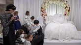 Putra seorang Rabbi dari dinasti Nadvorna Hasidic akan melangsungkan pernikahannya dengan seorang wanita bernama Hannah Halbershtam. Sederet ritual upacara mewarnai pernikahan ala kaum Yahudi Ortodoks, termasuk di antaranya menari semalam suntuk. (AP Photo/Oded Balilty)