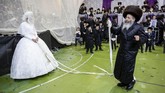Prosesi pemberkatan di bawah huppah juga umumnya akan menarik perhatian banyak orang untuk turut menyaksikan upacara. (AP Photo/Oded Balilty)