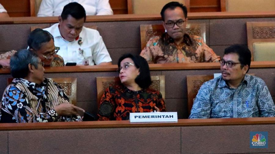 Pemerintah bersama otoritas terkait, akan mewaspadai gejolak harga minyak yang sedang terjadi saat ini.