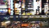 Kereta yang dipenuhi penumpang melewati Shinjuku, Tokyo saat jam sibuk pada sore hari. (AP Photo/Jae C. Hong)