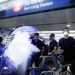 Rusuh! Polisi 'Hajar' Pendemo Hong Kong dengan Meriam Air