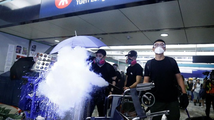 Rusuh! Polisi 'Hajar' Pendemo Hong Kong dengan Meriam Air Polisi menggunakan meriam air (water cannon) untuk membubarkan para pengunjuk rasa.