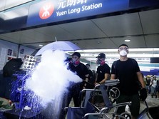 Rusuh! Polisi 'Hajar' Pendemo Hong Kong dengan Meriam Air