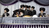 Yahudi Ortodoks mengisi sekitar 8,5 persen populasi penduduk Israel. Mereka umumnya mematuhi segala pedoman yang berlaku, termasuk di antaranya upacara pernikahan hingga tata cara berpakaian. (AP Photo/Oded Balilty)