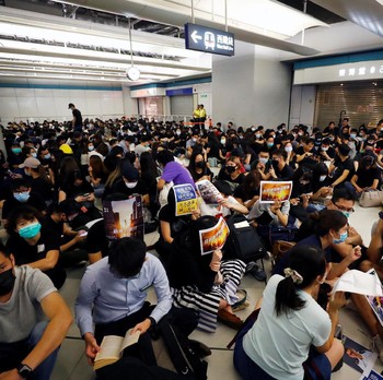 Hong Kong Membara Lagi, Pendemo Bentrok Lumpuhkan MRT